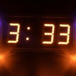 Anielska liczba 333 wyświetlona na cyfrowym zegarze o godzinie 3:33, symbolizująca duchowe przesłanie i 333 znaczenie w miłości