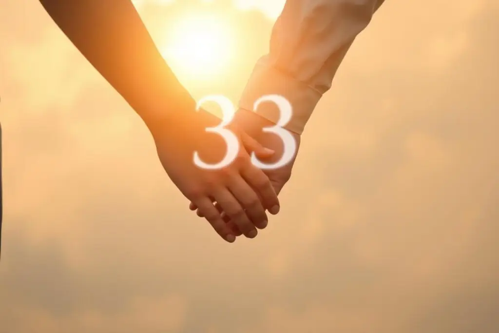 Para trzymająca się za ręce z widoczną liczbą 333 w tle, symbolizująca 333 znaczenie w miłości i harmonię w związku
